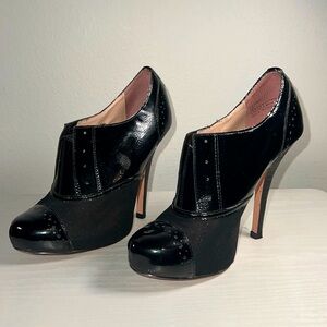 BETSEY JOHNSON DERRBY BLACK PATENT LEATHER 5" HEELS